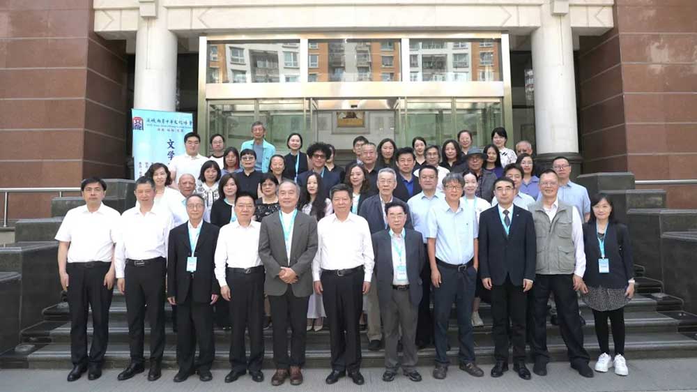 中國現代文學館前集體合影.jpg